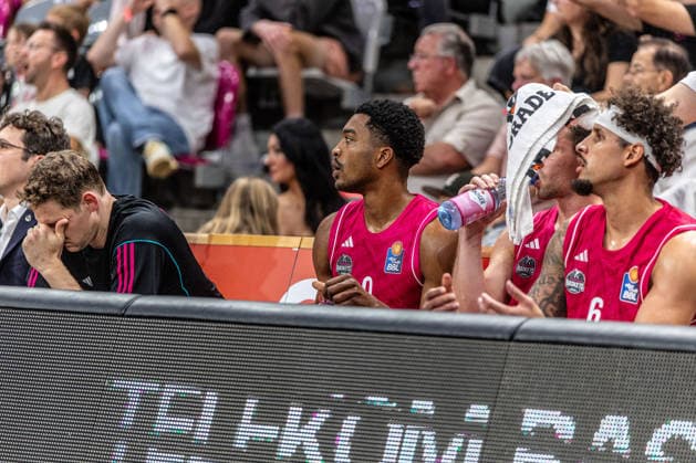 Michael Kessens (Telekom Baskets Bonn, 06), Grayson Murphy (Telekom Baskets Bonn, 07) und der ehemalige Spieler von SYNTAINICS MBC, Marcus Foster (Telekom Baskets Bonn, 00) auf der Bank Telekom Baskets Bonn vs. SYNTAINICS MBC, Basketball, easy Credit BBL, 03. Spieltag, 2026 2027, 27.09.2026 Telekom Baskets Bonn vs. SYNTAINICS MBC, Basketball, easy Credit BBL, 03. Spieltag, 2026 2027, 27.09.2026 Bonn Copyright: xEibner-Pressefoto GerhardxWingenderx EP_GWR