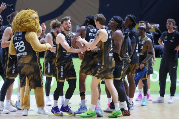 27.09.2026, xgox, Basketball - easyCredit BBL, Basketball Loewen Braunschweig - Rostock Seawolves emspor, v.l. Braunschweig Jubel ueber den Sieg, Jubel nach Spielende Braunschweig