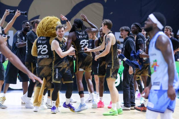 27.09.2026, xgox, Basketball - easyCredit BBL, Basketball Loewen Braunschweig - Rostock Seawolves emspor, v.l. Braunschweig Jubel ueber den Sieg, Jubel nach Spielende Braunschweig