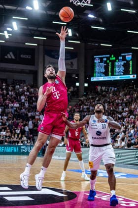 Leon Kratzer (Telekom Baskets Bonn, 22) vs Anthony Gaines (SYNTAINICS MBC, 11) Telekom Baskets Bonn vs. SYNTAINICS MBC, Basketball, easy Credit BBL, 03. Spieltag, 2026 2027, 27.09.2026 Telekom Baskets Bonn vs. SYNTAINICS MBC, Basketball, easy Credit BBL, 03. Spieltag, 2026 2027, 27.09.2026 Bonn Copyright: xEibner-Pressefoto GerhardxWingenderx EP_GWR