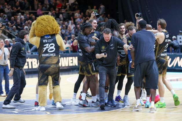 27.09.2026, xgox, Basketball - easyCredit BBL, Basketball Loewen Braunschweig - Rostock Seawolves emspor, v.l. Braunschweig Jubel ueber den Sieg, Jubel nach Spielende Braunschweig