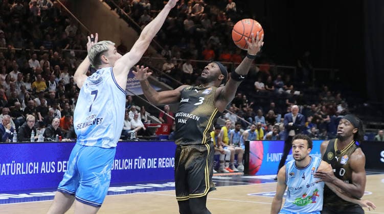 Dejour Reaves (Basketball Loewen Braunschweig), Philipp Hartwich (Rostock Seawolves) Basketball, Herren, Saison 2026 2027, easyCredit Basketball-Bundesliga, Basketball Loewen Braunschweig gegen Rostock Seawolves, 83-82