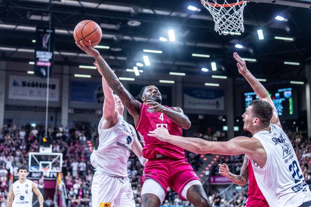 Jeff Garrett Jr. (Telekom Baskets Bonn, 04) vs Borisa Simanic (SYNTAINICS MBC, 22) Telekom Baskets Bonn vs. SYNTAINICS MBC, Basketball, easy Credit BBL, 03. Spieltag, 2026 2027, 27.09.2026 Telekom Baskets Bonn vs. SYNTAINICS MBC, Basketball, easy Credit BBL, 03. Spieltag, 2026 2027, 27.09.2026 Bonn Copyright: xEibner-Pressefoto GerhardxWingenderx EP_GWR
