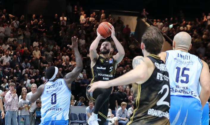 Devin Askew (Basketball Loewen Braunschweig) Basketball, Herren, Saison 2026 2027, easyCredit Basketball-Bundesliga, Basketball Loewen Braunschweig gegen Rostock Seawolves, 83-82
