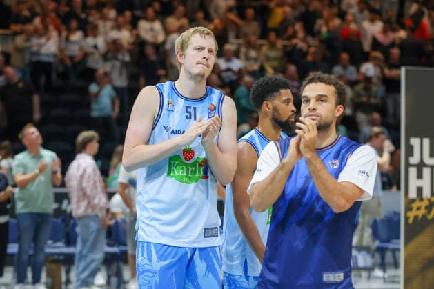 27.09.2026, xgox, Basketball - easyCredit BBL, Basketball Loewen Braunschweig - Rostock Seawolves emspor, v.l. Bent Leuchten (Rostock, 51) enttaeuscht, schaut enttaeuscht, niedergeschlagen, disappointed Braunschweig