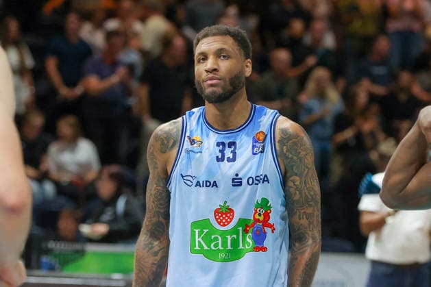 27.09.2026, xgox, Basketball - easyCredit BBL, Basketball Loewen Braunschweig - Rostock Seawolves emspor, v.l. Todd Withers (Rostock, 33) enttaeuscht, schaut enttaeuscht, niedergeschlagen, disappointed Braunschweig