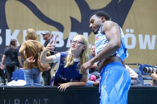 27.09.2026, xgox, Basketball - easyCredit BBL, Basketball Loewen Braunschweig - Rostock Seawolves emspor, v.l. Johnathan Stove (Rostock, 22) macht Selfies mit den Fans Braunschweig