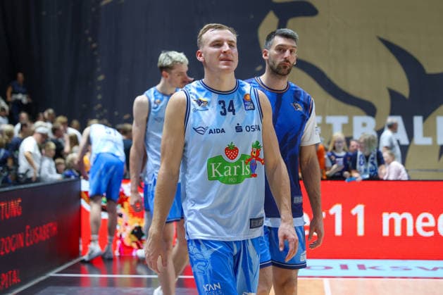 27.09.2026, xgox, Basketball - easyCredit BBL, Basketball Loewen Braunschweig - Rostock Seawolves emspor, v.l. Artur Konontsuk (Rostock, 34) enttaeuscht, schaut enttaeuscht, niedergeschlagen, disappointed Braunschweig