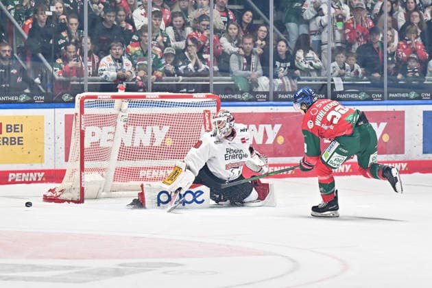 Penny DEL; Augsburger Panther - Kölner Haie, 27.09.2026 AUGSBURG, GERMANY; 27. SEPTEMBER: Tim WOHLGEMUTH (Augsburger Panther 33) scheitert mit seinem Penalty an Felix BRÜCKMANN (Kölner Haie 90) während dem Match der Penny DEL zwischen den Augsburger Panthern und den Kölner Haien am 4. Spieltag im Curt Frenzel Stadion Copyright: xBEAUTIFULxSPORTS Goldbergx