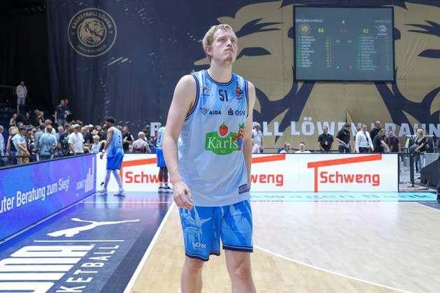 27.09.2026, xgox, Basketball - easyCredit BBL, Basketball Loewen Braunschweig - Rostock Seawolves emspor, v.l. Bent Leuchten (Rostock, 51) enttaeuscht, schaut enttaeuscht, niedergeschlagen, disappointed Braunschweig