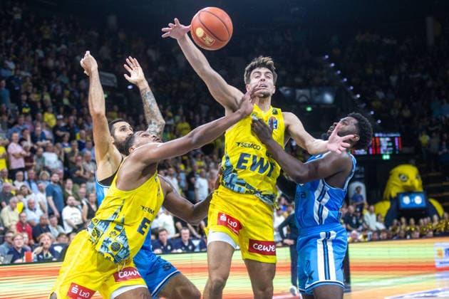 Oldenburg, Niedersachsen, DEU, 27.09.2026, Zachary Ensminger (Mitte, EWE Baskets Oldenburg), Osaro Rich Igbineweka (rechts, Veolia Towers Hamburg), Demajeo Wiggins (links, EWE Baskets Oldenburg) und Martin Breunig (links, Veolia Towers Hamburg). EWE Baskets Oldenburg vs. Veolia Towers Hamburg. Basketball. 1. Basketball-Bundesliga Saison 2026 2027, 3. Spieltag, Grosse EWE Arena. EWE Baskets Oldenburg vs. Veolia Towers Hamburg