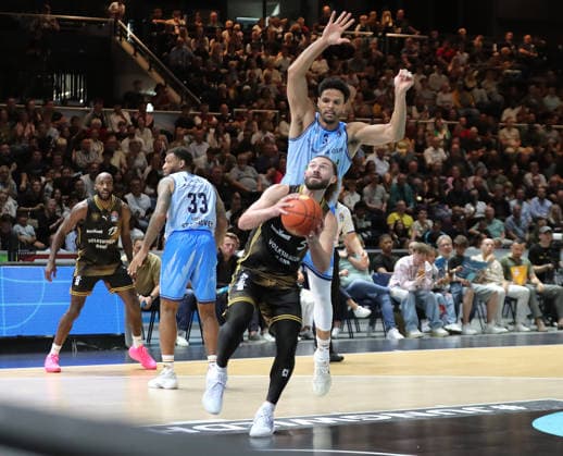 Dominic Lockhart (Rostock Seawolves), Devin Askew (Basketball Loewen Braunschweig) Basketball, Herren, Saison 2026 2027, easyCredit Basketball-Bundesliga, Basketball Loewen Braunschweig gegen Rostock Seawolves, 83-82