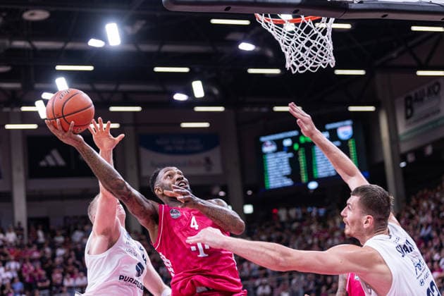 easyCredit Basketball Bundesliga, Telekom Baskets Bonn vs. Syntainics MBC, 27.09.2026 Jeff Garrett (Telekom Baskets Bonn 4) mit dem langen Arm - easyCredit Basketball Bundesliga, Telekom Baskets Bonn vs. Syntainics MBC, 27.09.2026, Telekom Dome Bonn Copyright: xBEAUTIFULxSPORTS Derixx
