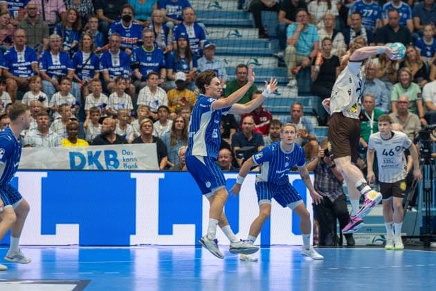 Miro Schluroff, Rueckraum, (VfL Gummersbach 15), Johannes Wasielewski, Rueckraum (Bergischer Handball-Club 06 77), VfL Gummersbach vs. Bergischer Handball Club 06, Opel Handball Bundesliga, Herren , 6. Spieltag, 27.09.2026 Gummersbach NRW Deutschland