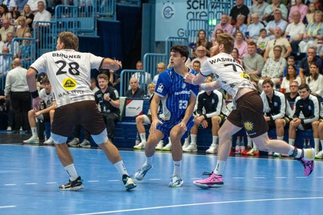 Nicola Roganovic, Rueckraum, (VfL Gummersbach 23), Johannes Wasielewski, Rueckraum (Bergischer Handball-Club 06 77), Tom Bergner, Kreislaeufer (Bergischer Handball-Club 06 28), VfL Gummersbach vs. Bergischer Handball Club 06, Opel Handball Bundesliga, Herren , 6. Spieltag, 27.09.2026 Gummersbach NRW Deutschland
