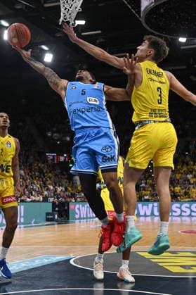 27.09.2026, GER, Basketball, Bundesliga 3.Spieltag, Saison 2026 2027, Oldenburg, EWE Arena, EWE Baskets Oldenburg vs Veolia Towers Hamburg Zakai ZEIGLER ( Veolia Towers Hamburg 5 ) Zach ENSMINGER ( EWE Baskets Oldenburg 3 ) Oldenburg EWE Arena Niedersachsen Deutschland Copyright: xnordphotoxGmbHx xRojahnx