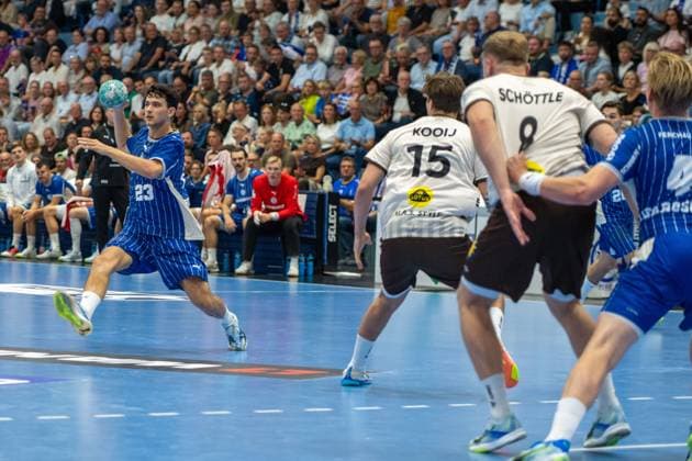 Nicola Roganovic, Rueckraum, (VfL Gummersbach 23), Lars Kooij, Kreislaeufer (Bergischer Handball-Club 06 15), VfL Gummersbach vs. Bergischer Handball Club 06, Opel Handball Bundesliga, Herren , 6. Spieltag, 27.09.2026 Gummersbach NRW Deutschland