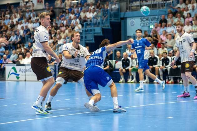 Miro Schluroff, Rueckraum, (VfL Gummersbach 15), Johannes Wasielewski, Rueckraum (Bergischer Handball-Club 06 77), VfL Gummersbach vs. Bergischer Handball Club 06, Opel Handball Bundesliga, Herren , 6. Spieltag, 27.09.2026 Gummersbach NRW Deutschland
