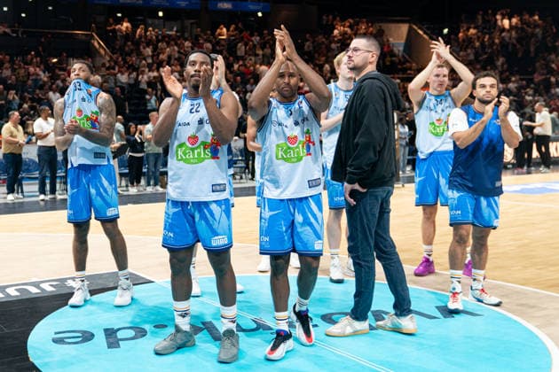 Todd Withers (Nr. 33 Rostock Seawolves), Jonathan Stove (Nr. 22 Rostock Seawolves), DeAndre Lansdowne (Nr. 9 Rostock Seawolves), Bent Leuchten (Nr. 51 Rostock Seawolves), Arthur Konontsuk (Nr. 34 Rostock Seawolves) und Teamkollegen bedanken sich nach Abpfiff bei den Fans GER, Basketball Loewen Braunschweig gegen Rostock Seawolves, Basketball, easyCredit BBL, Woche 3, Spielzeit 2026 27, 27.09.2026 GER, Basketball Loewen Braunschweig gegen Rostock Seawolves, Basketball, easyCredit BBL, Woche 3, Spielzeit 2026 27, 27.09.2026 Braunschweig Copyright: xEibner-Pressefoto DanielxREINELTx EP_DRT