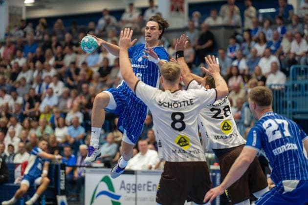 Miro Schluroff, Rueckraum, (VfL Gummersbach 15), Kristjan Horžen, Kreislaeufer, (VfL Gummersbach 27), Nico Schoettle, Rueckraum (Bergischer Handball-Club 06 8),VfL Gummersbach vs. Bergischer Handball Club 06, Opel Handball Bundesliga, Herren , 6. Spieltag, 27.09.2026 Gummersbach NRW Deutschland