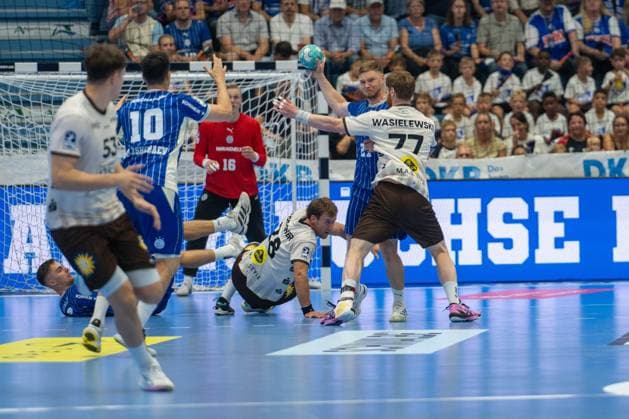 Johannes Wasielewski, Rueckraum (Bergischer Handball-Club 06 77), Bertram Obling, Torwart, (VfL Gummersbach 16), Alex Dujshebaev, Rueckraum, (VfL Gummersbach 10), VfL Gummersbach vs. Bergischer Handball Club 06, Opel Handball Bundesliga, Herren , 6. Spieltag, 27.09.2026 Gummersbach NRW Deutschland