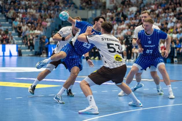Soeren Steinhaus, Rueckraum (Bergischer Handball-Club 06 53), Kristjan Horžen, Kreislaeufer, (VfL Gummersbach 27), Nicola Roganovic, Rueckraum, (VfL Gummersbach 23), VfL Gummersbach vs. Bergischer Handball Club 06, Opel Handball Bundesliga, Herren , 6. Spieltag, 27.09.2026 Gummersbach NRW Deutschland