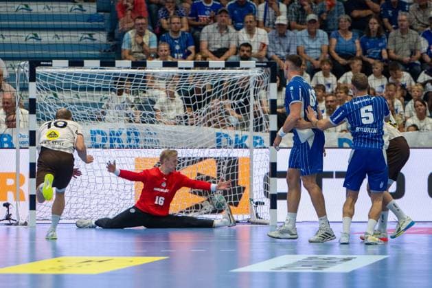 Fynn Hangstein, Rueckraum (Bergischer Handball-Club 06 10), Bertram Obling, Torwart, (VfL Gummersbach 16), VfL Gummersbach vs. Bergischer Handball Club 06, Opel Handball Bundesliga, Herren , 6. Spieltag, 27.09.2026 Gummersbach NRW Deutschland