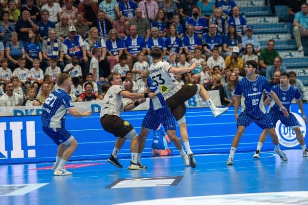 Soeren Steinhaus, Rueckraum (Bergischer Handball-Club 06 53), Kristjan Horžen, Kreislaeufer, (VfL Gummersbach 27), Nicola Roganovic, Rueckraum, (VfL Gummersbach 23), VfL Gummersbach vs. Bergischer Handball Club 06, Opel Handball Bundesliga, Herren , 6. Spieltag, 27.09.2026 Gummersbach NRW Deutschland
