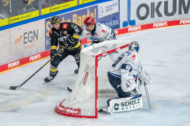 Adam Payerl (Krefeld Pinguine, 90) mit dem Puck im Zweikampf mit Thomas Schemitsch (Schwenninger Wild Wings, 62), Joacim Eriksson (Schwenninger Wild Wings, 60) Krefeld Pinguine vs. Schwenninger Wild Wings, Eishockey, PENNY DEL, 4. Spieltag, Spielzeit 2026 2027, 27.09.2026 Krefeld Pinguine vs. Schwenninger Wild Wings, Eishockey, PENNY DEL, 4. Spieltag, Spielzeit 2026 2027, 27.09.2026 Krefeld Copyright: xEibner-Pressefoto LukasxBaldygax EP_LBA