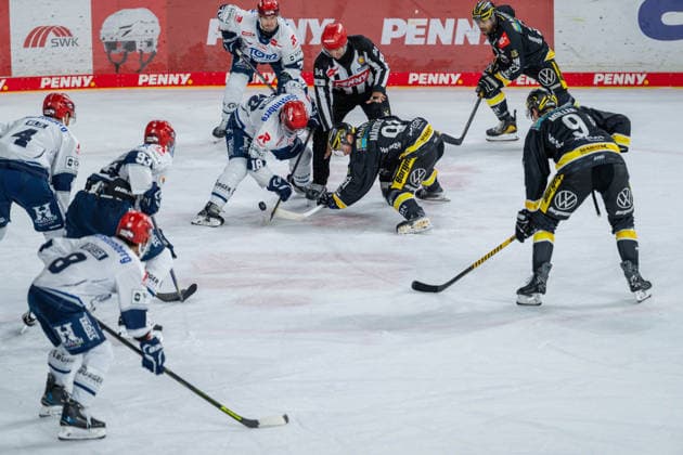 Bully zwischen Eric Cornel (Schwenninger Wild Wings, 18) und Roope Makitalo (Krefeld Pinguine, 91) Krefeld Pinguine vs. Schwenninger Wild Wings, Eishockey, PENNY DEL, 4. Spieltag, Spielzeit 2026 2027, 27.09.2026 Krefeld Pinguine vs. Schwenninger Wild Wings, Eishockey, PENNY DEL, 4. Spieltag, Spielzeit 2026 2027, 27.09.2026 Krefeld Copyright: xEibner-Pressefoto LukasxBaldygax EP_LBA