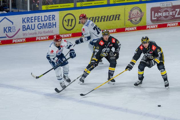 Austin Ortega (Schwenninger Wild Wings, 08) mit einem Pass vorbei anMax Gildon (Krefeld Pinguine, 08) und Marcel Mueller (Krefeld Pinguine, 09), Will Weber (Schwenninger Wild Wings, 78) Krefeld Pinguine vs. Schwenninger Wild Wings, Eishockey, PENNY DEL, 4. Spieltag, Spielzeit 2026 2027, 27.09.2026 Krefeld Pinguine vs. Schwenninger Wild Wings, Eishockey, PENNY DEL, 4. Spieltag, Spielzeit 2026 2027, 27.09.2026 Krefeld Copyright: xEibner-Pressefoto LukasxBaldygax EP_LBA