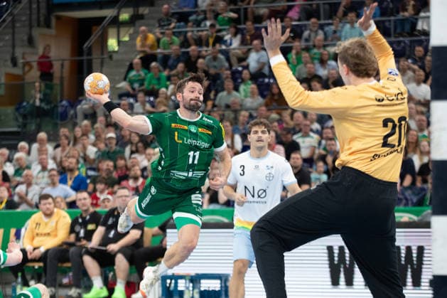 Handball, HBL2: SC DHfK Leipzig - TSV Bayer Dormagen; 27.09.2026 Lukas Binder (11, SC DHfK Leipzig) wirft gegen Torwart Christian Simonsen (20, Bayer Dormagen). Handball, 2. Bundesliga, Saison 2026 2027, 5. Spieltag: SC DHfK Leipzig vs. TSV Bayer Dormagen am 27.09.2026 in der Quarterback Immobilien Arena Leipzig. Copyright: xBEAUTIFULxSPORTS JanxKaeferx