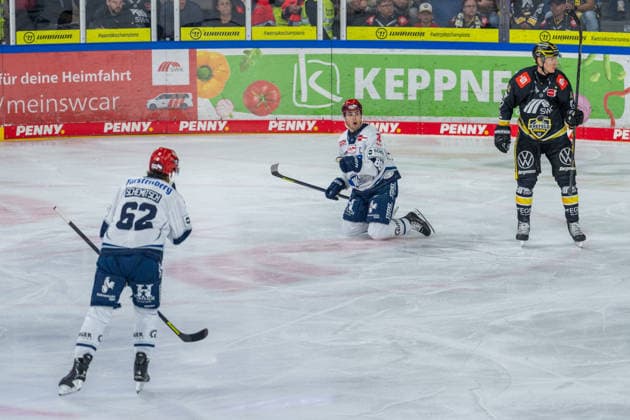 Thomas Schemitsch (Schwenninger Wild Wings, 62), Kyle Platzer (Schwenninger Wild Wings, 88) mit dem Torjubel nach dem 1:0, Philip Gogulla (Krefeld Pinguine, 87) Krefeld Pinguine vs. Schwenninger Wild Wings, Eishockey, PENNY DEL, 4. Spieltag, Spielzeit 2026 2027, 27.09.2026 Krefeld Pinguine vs. Schwenninger Wild Wings, Eishockey, PENNY DEL, 4. Spieltag, Spielzeit 2026 2027, 27.09.2026 Krefeld Copyright: xEibner-Pressefoto LukasxBaldygax EP_LBA