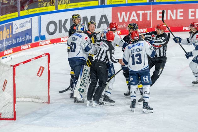 Joacim Eriksson (Schwenninger Wild Wings, 60) und Max Newton (Krefeld Pinguine, 37) zetteln eine Schlaegerei an Krefeld Pinguine vs. Schwenninger Wild Wings, Eishockey, PENNY DEL, 4. Spieltag, Spielzeit 2026 2027, 27.09.2026 Krefeld Pinguine vs. Schwenninger Wild Wings, Eishockey, PENNY DEL, 4. Spieltag, Spielzeit 2026 2027, 27.09.2026 Krefeld Copyright: xEibner-Pressefoto LukasxBaldygax EP_LBA