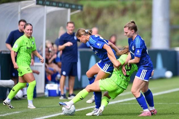 Schalke 04 - SGS Essen ** NUR FÜR REDAKTIONELLE ZWECKE ** EDITORIAL USE ONLY **<p>Fußball Frauen DFB-Pokall 1. Runde: Schalke 04 - SGS Essen am 27.09.2026 im Parkstadion in Gelsenkirchen Pia Sophie Rybacki ( Schalke 04 ), links - Antonia Baaß ( SGS Essen ), mitte - Maike Berentzen ( Schalke 04 ), rechts Deutschland Nordrhein Westfalen Gelsenkirchen Copyright: ThorstenxTillmann