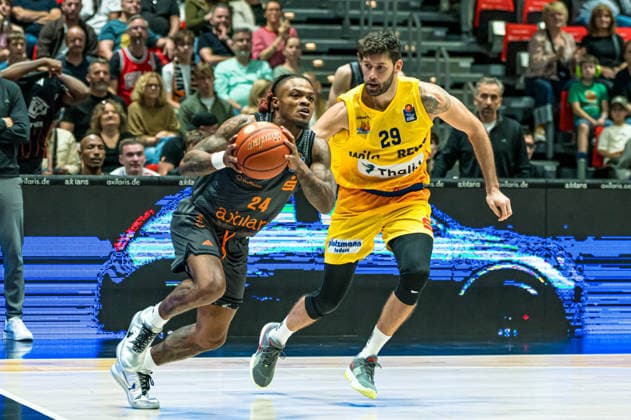 Chemnitz, Deutschland 27. September 2026: 1. BBL - 2026 2027 - Sp. 3 - Niners Chemnitz gegen Phoenix Hagen Im Bild: v. li. im Zweikampf Cobe Williams (Niners) und Patricio Garino Gullotta (Hagen) Copyright: xFotostandx xNachtigallx
