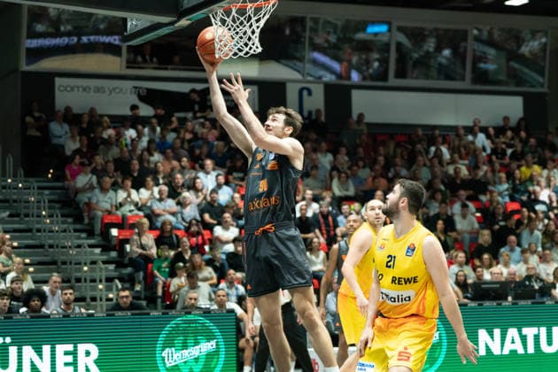 Chemnitz, Deutschland 27. September 2026: 1. BBL - 2026 2027 - Sp. 3 - Niners Chemnitz gegen Phoenix Hagen Im Bild: Jannis von Seckendorff (Niners) 1.v.li. mit einem Dunking Copyright: xFotostandx xNachtigallx