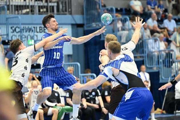 27.09.2026,GER, Handball, Herren, Opel HBL, Saison 2026 2027, 6. Spieltag, VfL Gummersbach vs. Bergischer HC Alex Dujshebaev (VfL Gummersbach 10), im Zweikampf gegen Soeren Steinhaus (BHC 53), DFB DFL regulations prohibit any use of photographs as image sequences and or quasi-video Gummersbach SCHWALBE arena NRW Deutschland Germany Copyright: xNordphoto Meuterx