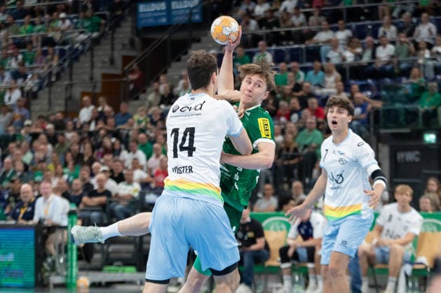 Handball, HBL2: SC DHfK Leipzig - TSV Bayer Dormagen; 27.09.2026 Caspar Gauer (25, SC DHfK Leipzig) wird von Moritz Köster (14, Bayer Dormagen) attackiert. Handball, 2. Bundesliga, Saison 2026 2027, 5. Spieltag: SC DHfK Leipzig vs. TSV Bayer Dormagen am 27.09.2026 in der Quarterback Immobilien Arena Leipzig. Copyright: xBEAUTIFULxSPORTS JanxKaeferx
