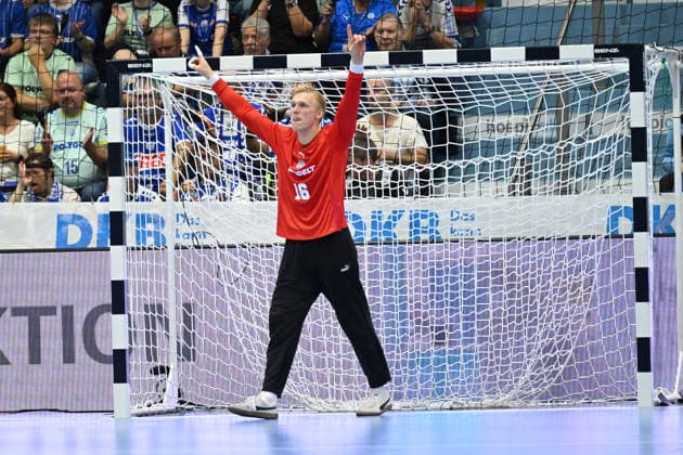 27.09.2026,GER, Handball, Herren, Opel HBL, Saison 2026 2027, 6. Spieltag, VfL Gummersbach vs. Bergischer HC Bertram Obling (VfL Gummersbach 16), freut sich ueber einen gehaltenen Ball DFB DFL regulations prohibit any use of photographs as image sequences and or quasi-video Gummersbach SCHWALBE arena NRW Deutschland Germany Copyright: xNordphoto Meuterx