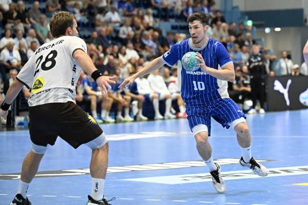 27.09.2026,GER, Handball, Herren, Opel HBL, Saison 2026 2027, 6. Spieltag, VfL Gummersbach vs. Bergischer HC Alex Dujshebaev (VfL Gummersbach 10), im Zweikampf gegen Tom Bergner (BHC 28), DFB DFL regulations prohibit any use of photographs as image sequences and or quasi-video Gummersbach SCHWALBE arena NRW Deutschland Germany Copyright: xNordphoto Meuterx