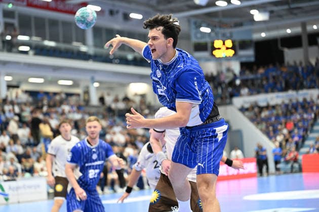 27.09.2026,GER, Handball, Herren, Opel HBL, Saison 2026 2027, 6. Spieltag, VfL Gummersbach vs. Bergischer HC Nikola Roganovic (VfL Gummersbach 23), mit einem Wurf aufÂ s Tor DFB DFL regulations prohibit any use of photographs as image sequences and or quasi-video Gummersbach SCHWALBE arena NRW Deutschland Germany Copyright: xNordphoto Meuterx