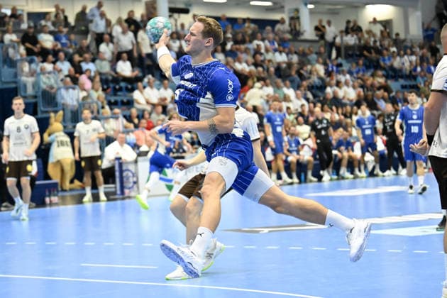 27.09.2026,GER, Handball, Herren, Opel HBL, Saison 2026 2027, 6. Spieltag, VfL Gummersbach vs. Bergischer HC Tilen Kodrin (VfL Gummersbach 5), mit einem Torwurf DFB DFL regulations prohibit any use of photographs as image sequences and or quasi-video Gummersbach SCHWALBE arena NRW Deutschland Germany Copyright: xNordphoto Meuterx