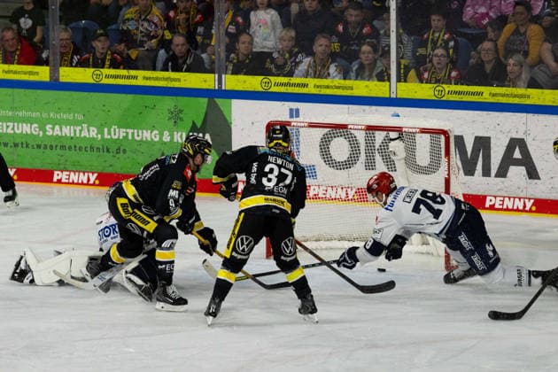 Krefeld, Deutschland 27. September 2026: PENNY DEL - 2026 2027 - Sp. 4 - Krefeld Pinguine gegen Schwenninger Wild Wings Im Bild: v.li. Torschütze Marcel Müller Mueller (Krefeld), Max Newton (Krefeld) und William Weber (Schwenningen) YAYLA ARENA Nordrhein Westfalen Copyright: xFotostandx xGoertzx