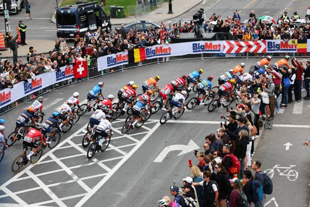 2026 UCI Road World Championships Picture by Alex Whitehead SWpix.com - 27 09 2026 - Cycling - 2026 UCI Road World Championships - MontrÃ al, Canada - Men Elite Road Race - The peloton, Oscar Onley (Great Britain), Nickolas Zukowsky (Canada) Copyright: x xSWpix.comx(t axPhotographyxHubxLtd)xAlexxWhitehead SWpix.comx SWP-3521-4750