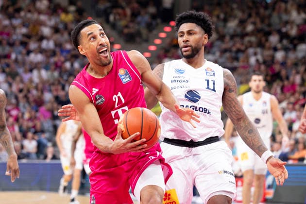 Joel AMINU (BON 21, li.), am Ball, im Zweikampf gegen Anthony GAINES (MBC 11, re.), Aktion. Endstand 77:72, Basketball 1.Bundesliga Telekom Baskets Bonn-Syntainics MBC aus Weissenfeld (Weißenfels) BON vs MBC Hauptrunde, 3. Spieltag, im T E L E K O M D O M E, am 27.09.2026,