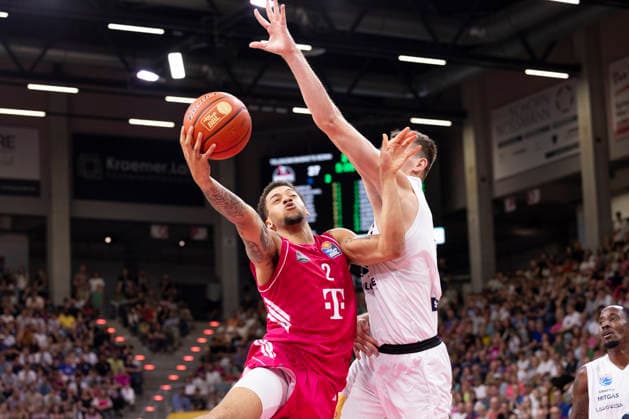 Alijah COMITHIER (BON 2, li.), am Ball, beim Wurf, im Zweikampf gegen Borisa SIMANIC (MBC 22, re.), Aktion. Endstand 77:72, Basketball 1.Bundesliga Telekom Baskets Bonn-Syntainics MBC aus Weissenfeld (Weißenfels) BON vs MBC Hauptrunde, 3. Spieltag, im T E L E K O M D O M E, am 27.09.2026,