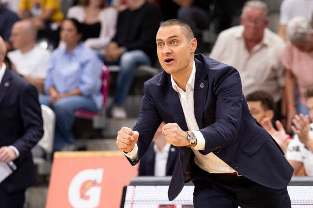 Head Coach Marko STANKOVIC (BON, mi.) mit geballten Faeusten, energisch am Spielfeldrand, Geste, Einzelbild. Endstand 77:72, Basketball 1.Bundesliga Telekom Baskets Bonn-Syntainics MBC aus Weissenfeld (Weißenfels) BON vs MBC Hauptrunde, 3. Spieltag, im T E L E K O M D O M E, am 27.09.2026,