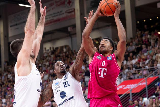 Marcus FOSTER (BON 0, re.), am Ball, beim Wurf, im Zweikampf gegen Kris CLYBURN (MBC 21, li.), Aktion. Endstand 77:72, Basketball 1.Bundesliga Telekom Baskets Bonn-Syntainics MBC aus Weissenfeld (Weißenfels) BON vs MBC Hauptrunde, 3. Spieltag, im T E L E K O M D O M E, am 27.09.2026,