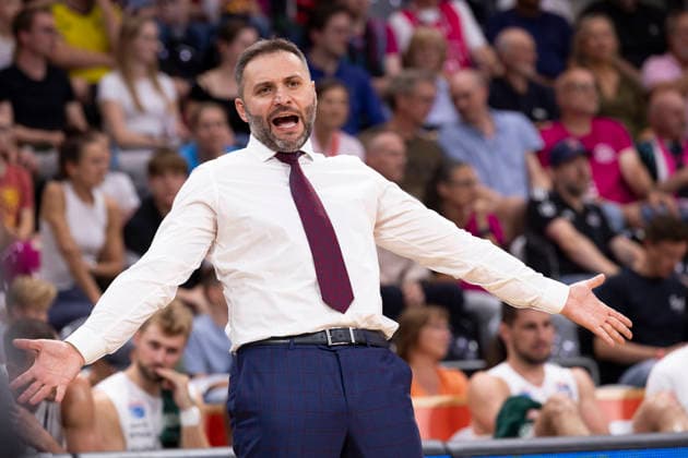 Head Coach Vladimir JOVANOVIC (MBC, mi.) aufgeregt, ruft mit ausgestreckten Armen, Geste, Einzelbild. Endstand 77:72, Basketball 1.Bundesliga Telekom Baskets Bonn-Syntainics MBC aus Weissenfeld (Weißenfels) BON vs MBC Hauptrunde, 3. Spieltag, im T E L E K O M D O M E, am 27.09.2026, Â